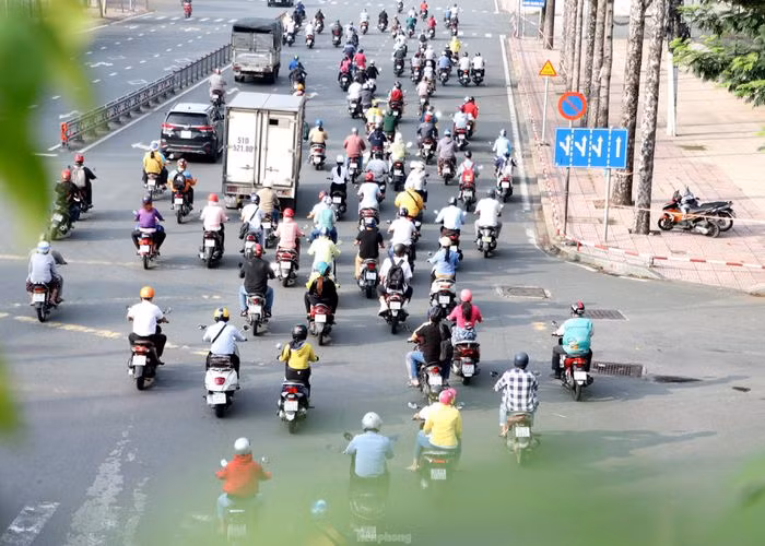 Các tuyến đường, lượng xe máy, ô tô tham gia giao thông đã đông đúc trở lại. Ảnh: TPO.