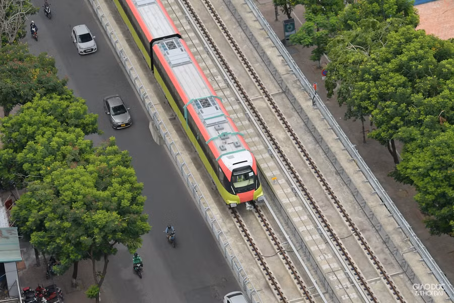 Đoàn tàu Nhổn - ga Hà Nội chạy thử dọc tuyến trên cao 8,5km hôm 1/7/2021. Ảnh: Thế Đại.