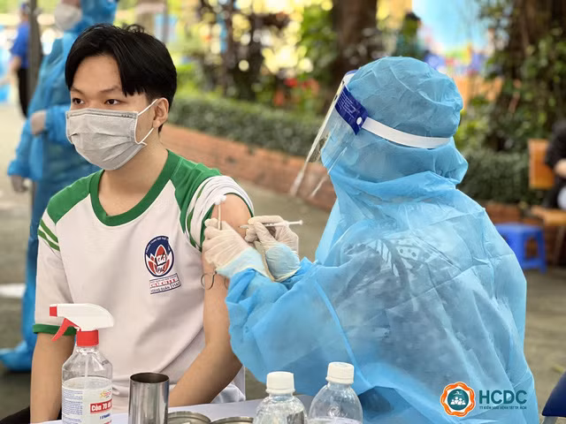 Tiêm vắc xin cho trẻ em tại TP Hồ Chí Minh. Ảnh: HCDC.