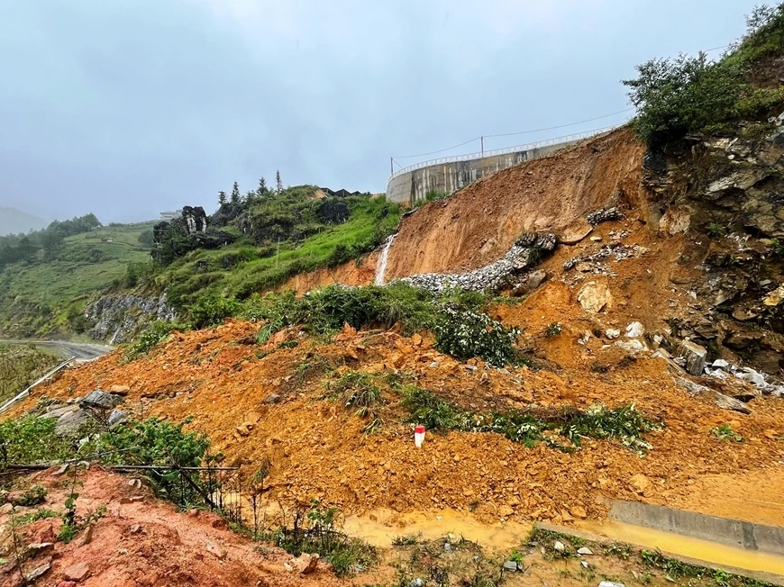 Một điểm sạt lở gây ách tách giao thông trên Quốc lộ 4D qua thị xã Sa Pa. Ảnh: Hồng Thuận.