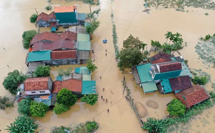 Hàng nghìn ngôi nhà ven sông Trà Bồng, huyện Bình Sơn (Quảng Ngãi) ngập trong biển nước. Ảnh: Minh Hoàng.