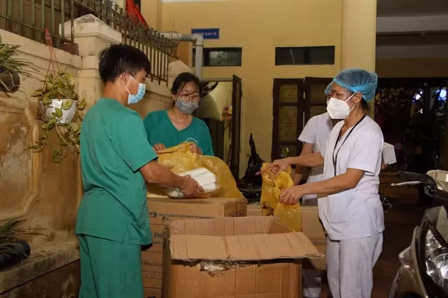 Hơn 10 ngày nay, lực lượng y tế làm việc xuyên đêm, không có ngày nghỉ với quyết tâm sớm khống chế được dịch bệnh. Ảnh: CDC Hà Nam.
