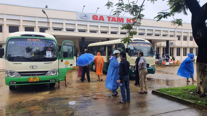 Lực lượng chức năng bố trí 10 xe buýt để trung chuyển hành khác đi tàu hỏa bị mắc kẹt. Ảnh: L.K.