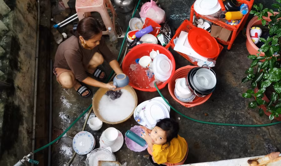 Ngày 25/10, nước lụt vừa rút người dân nội thị Tam Kỳ tất tả trở về nhà dọn lại nhà cửa, đồ đạc, vệ sinh môi trường... Ảnh: Báo Quảng Nam.