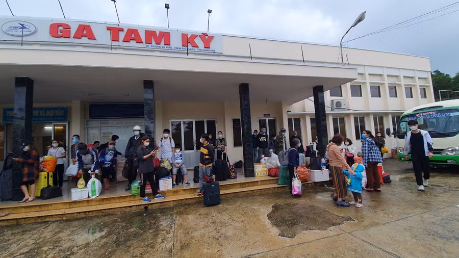 Hàng trăm hành khách mắc kẹt tại ga Tam Kỳ do đường sắt bị gián đoạn. Ảnh: T.C.