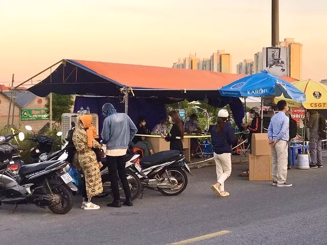 Tại chốt kiểm soát dịch đê Bát Tràng (xã Bát Tràng, huyện Gia Lâm), nhiều người không thể vào Hà Nội do không có giấy đi đường. Ảnh: Nhật Tân.