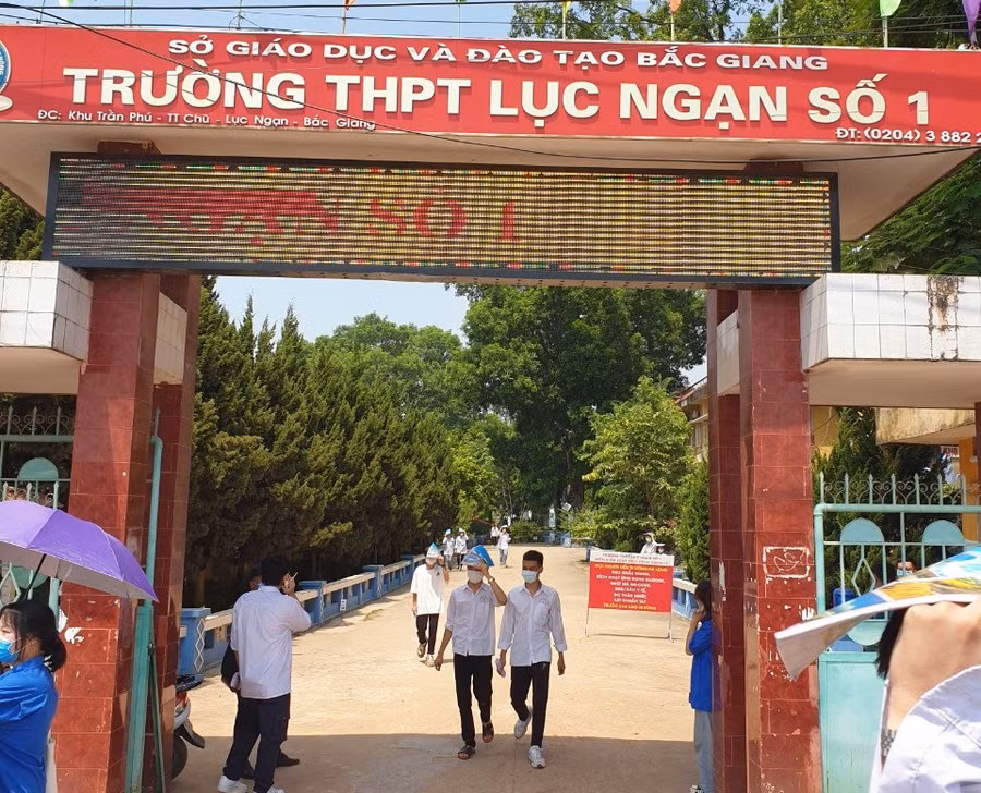 Thí sinh Điểm thi trường THPT Lục Ngạn số 1 phấn khởi rời điểm thi.
