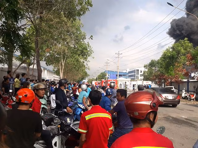 Đang cháy cực lớn trong khu công nghiệp Sóng Thần 2 - 14