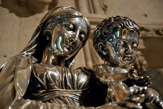 Nhiều báu vật trong nhà thờ Đức Bà Paris