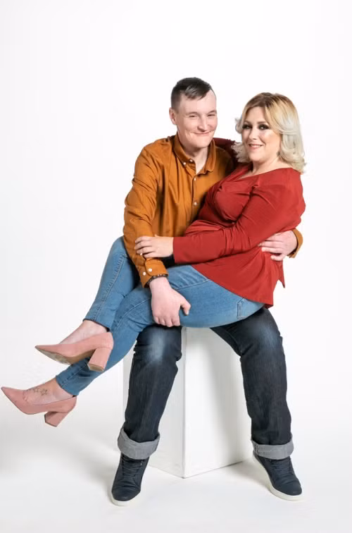 Cặp đôi đã đính hôn và chuyển về sống cùng nhau.