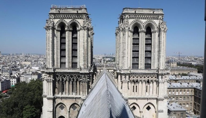 Tháp đôi của nhà thờ.