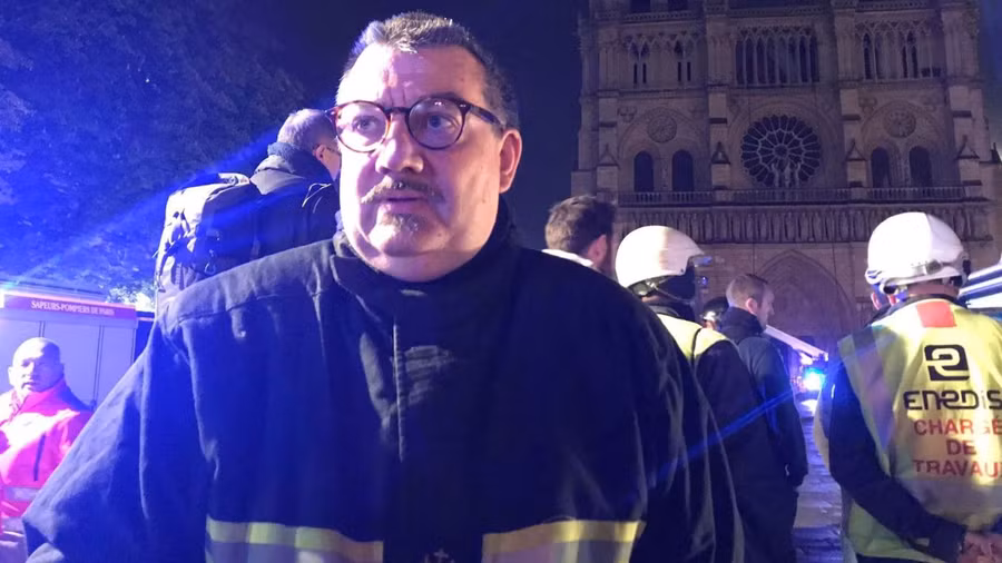 Cháy Nhà thờ Đức Bà Paris: Vị linh mục liều mình cứu thánh tích vô giá