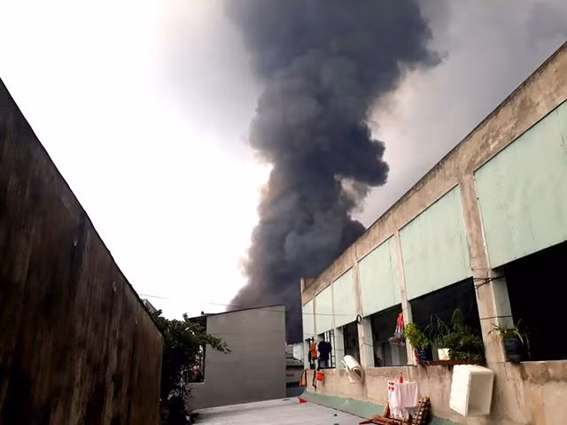 Đang cháy cực lớn trong khu công nghiệp Sóng Thần 2 - 8