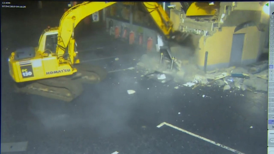 Sau khi trộm thành công, tên tội phạm đã bỏ lại máy xúc.