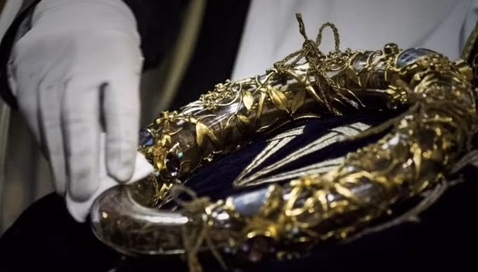 Nhà thờ cũng lưu giữ một số hiện vật được cho là thánh tích linh thiêng của Kitô giáo như Mão gai trên đầu Chúa (trong ảnh), mảnh Thánh giá Đích thực, nơi Chúa Jesus bị đóng đinh, hay Đinh Thánh dùng để đóng vào cây thánh giá hành hình Chúa Jesus. Theo Thị trưởng Paris Anne Hidalgo, Mão gai của Chúa cùng những hiện vật quan trọng khác tại Nhà thờ Đức Bà Paris đã được bảo vệ an toàn.