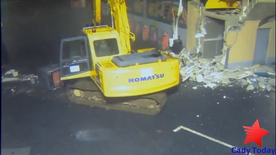 Ngỡ ngàng kẻ trộm dùng máy xúc khuân cả cây ATM