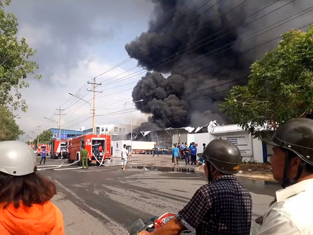 Đang cháy cực lớn trong khu công nghiệp Sóng Thần 2 - 10