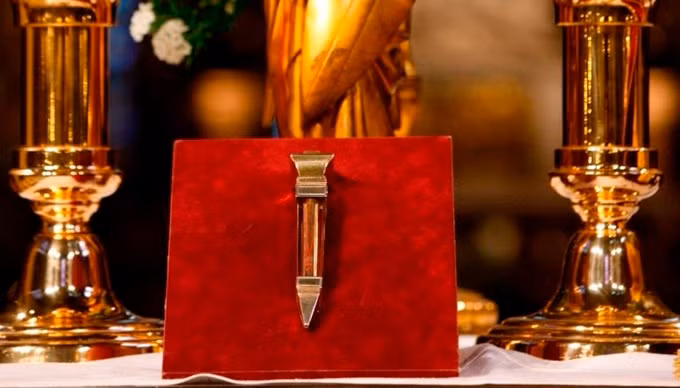 Trong ảnh là cây Đinh Thánh đang được lưu giữ tại Nhà thờ Đức Bà Paris.