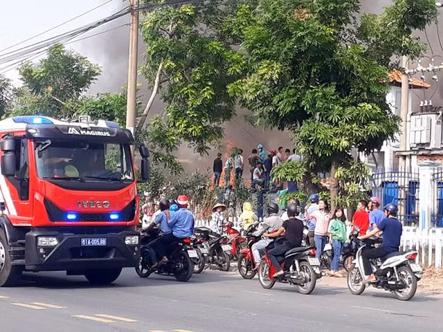 Đang cháy cực lớn trong khu công nghiệp Sóng Thần 2 - 11