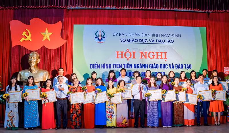 NGƯT Cao Xuân Hùng- Giám đốc Sở GD&amp;ĐT Nam Định trao tặng Giấy khen cho các cá nhân đạt thành tích xuất sắc trong Phong trào thi đua yêu nước ngành Giáo dục