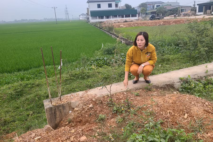 Lô đất trong Giấy CNQSDĐ của chồng bà Trần Thị Huyền đã bị người khác xây dựng lấn lên. Ảnh: T.H