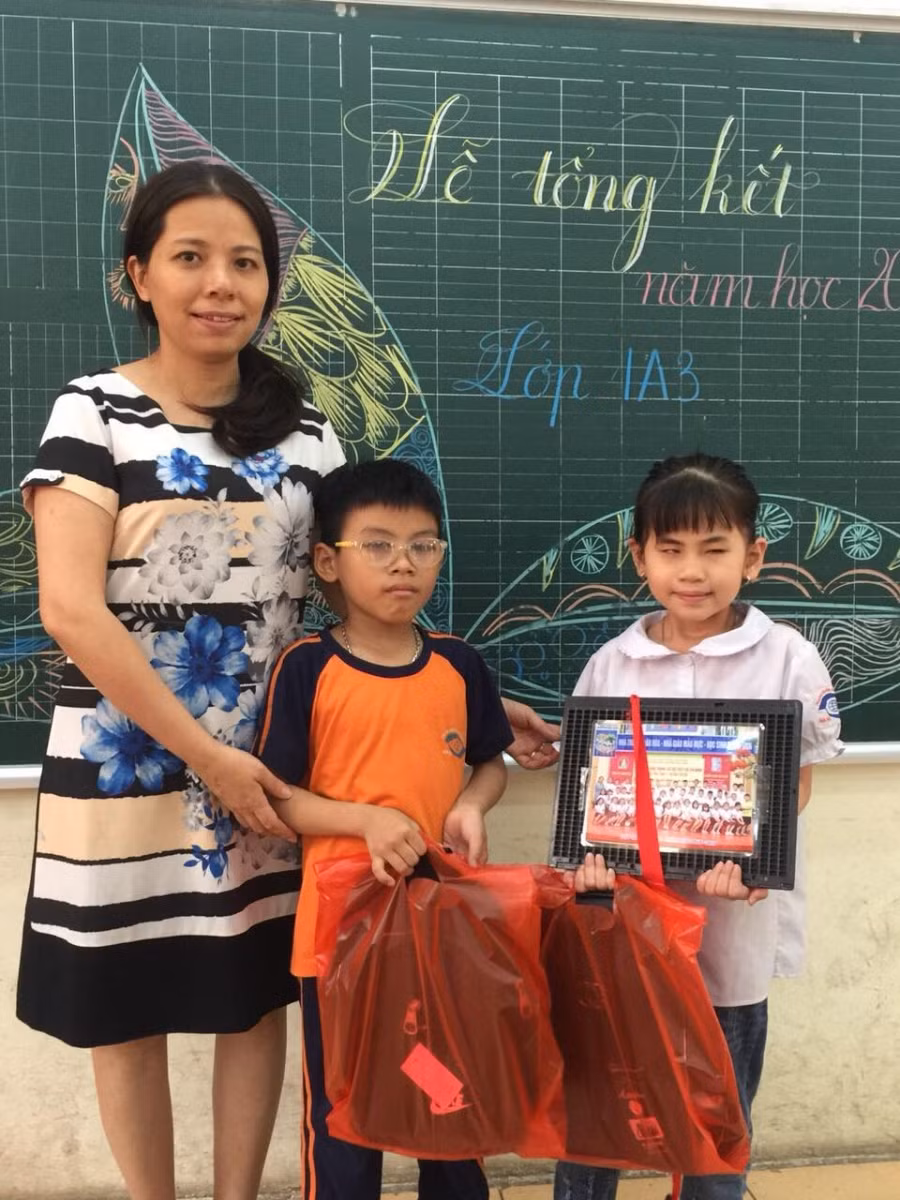 Cô Dương Thu Hằng cùng HSKT khi kết thúc năm học.