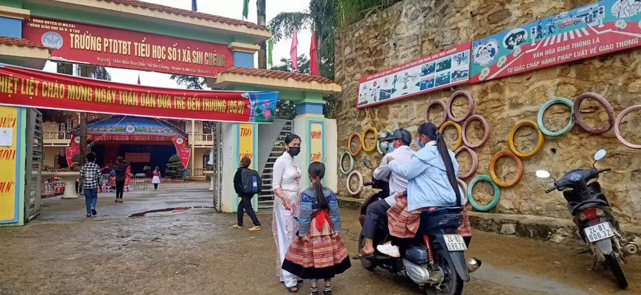 Phụ huynh Trường PTDTBT Tiểu học số 1 xã Sín Chéng (Si Ma Cai - Lào Cai) đưa con tới khai giảng