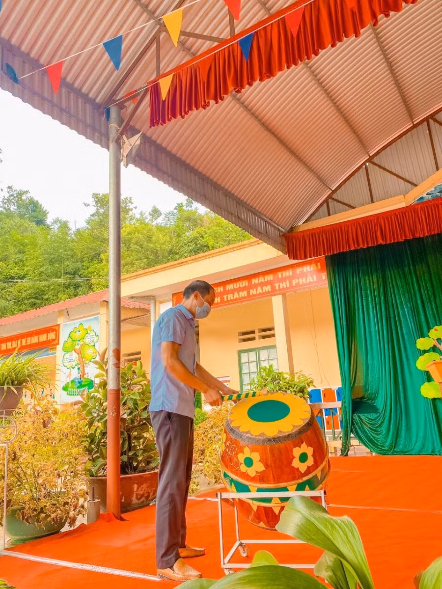 Đánh trống khai giảng năm học mới tại Trường Mầm non Bản Lầu (Mường Khương - Lào Cai)