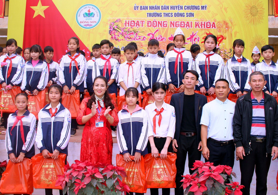 Nhà giáo Tô Thị Bích Liên và các nhà hảo tâm, phụ huynh học sinh tổ chức tặng quà Tết cho 69 học sinh có hoàn cảnh khó khăn của Trường THCS Đông Sơn