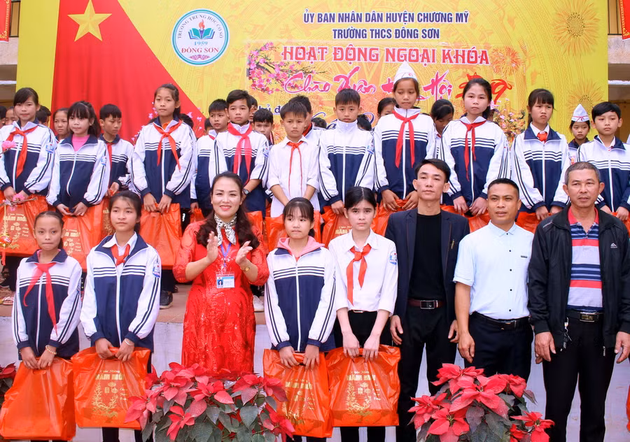 Nhà giáo Tô Thị Bích Liên và các nhà hảo tâm, phụ huynh học sinh tổ chức tặng quà Tết cho 69 học sinh có hoàn cảnh khó khăn của Trường THCS Đông Sơn