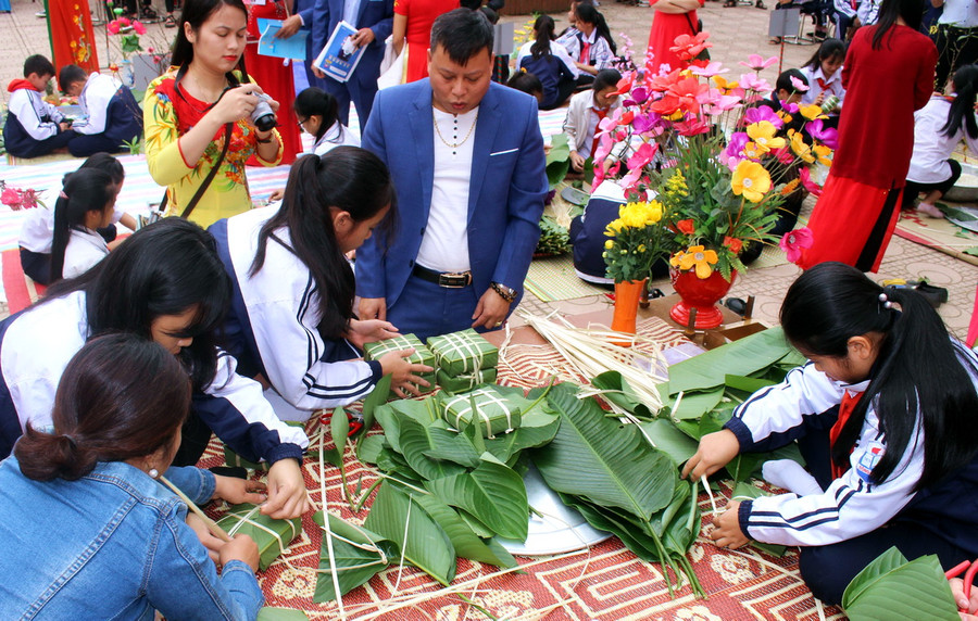Hội thi gói bánh chưng chào Xuân Kỷ Hợi là một hoạt động nhằm giáo dục ý thức bảo tồn gìn giữ nét cổ truyền văn hóa dân tộc ngày Tết. Tạo cho HS cơ hội được biết gói bánh chưng, được giao lưu, được rèn luyện kĩ năng làm việc tập thể, cộng đồng trách nhiệm.