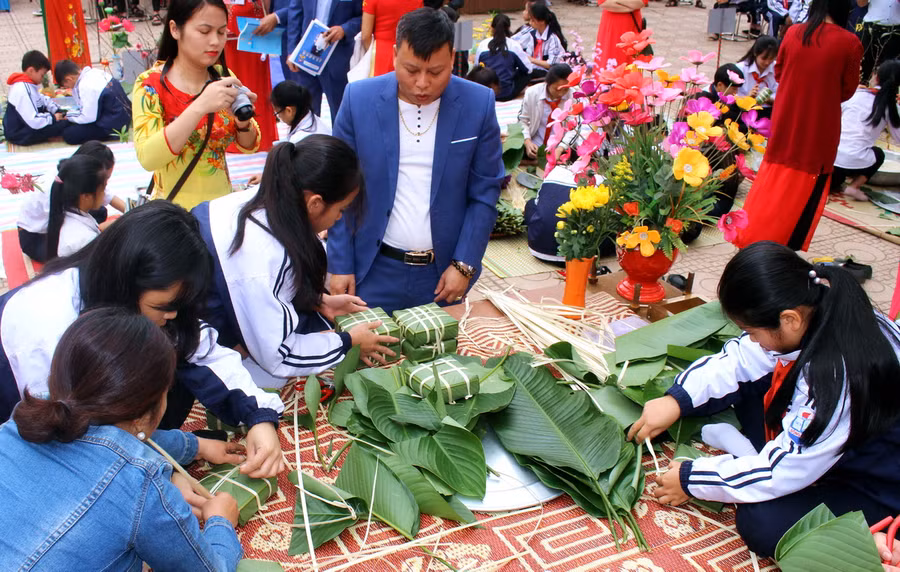 Hội thi gói bánh chưng chào Xuân Kỷ Hợi là một hoạt động nhằm giáo dục ý thức bảo tồn gìn giữ nét cổ truyền văn hóa dân tộc ngày Tết. Tạo cho HS cơ hội được biết gói bánh chưng, được giao lưu, được rèn luyện kĩ năng làm việc tập thể, cộng đồng trách nhiệm.