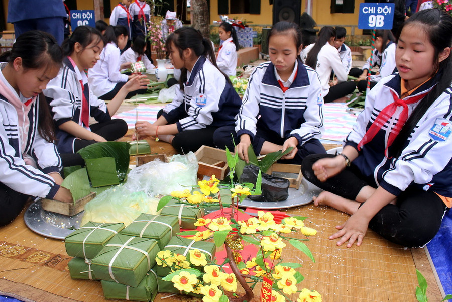 Một đội gồm 5 bạn nữ này với những chiếc bánh hoàn chỉnh đã tạo nên một khung cảnh ấm cúng của ngày Tết cổ truyền