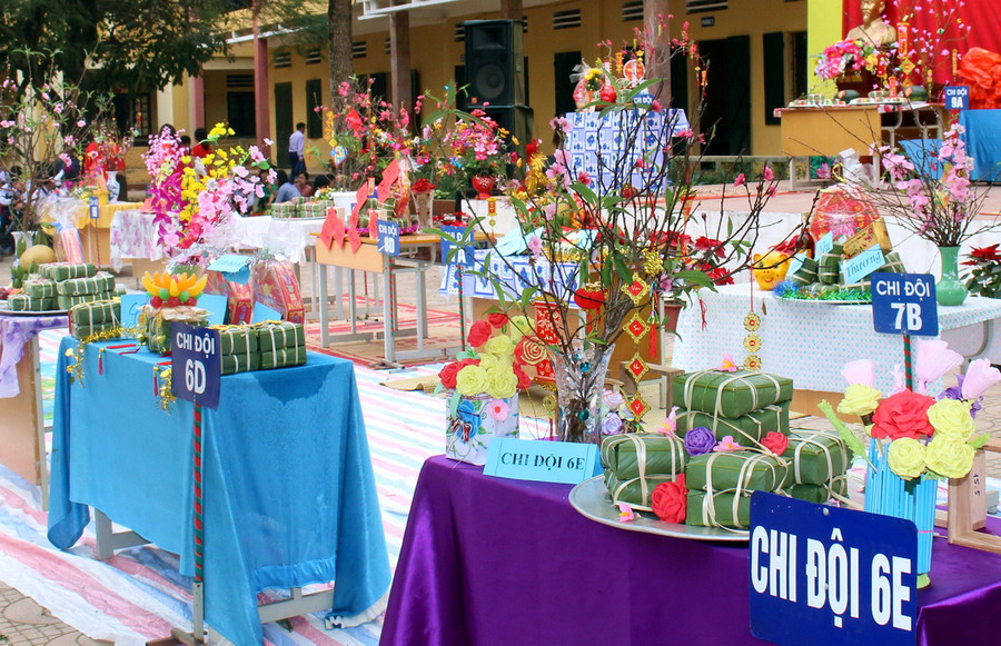 Kết thúc hội thi, các đội đã có một mâm bánh chưng để tham gia chấm giải xem lớp nào gói bánh đẹp nhất
