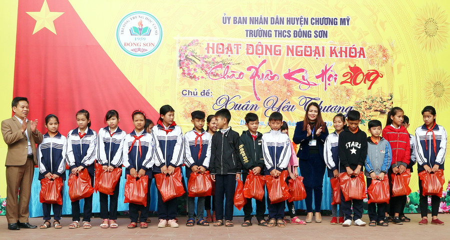 Ngày Hội chào Xuân Kỷ Hợi khép lại với dư âm và niềm vui không chỉ của học sinh Trường THCS Đông Sơn mà cả với học sinh lớp học tình thương chùa Hương Lan cũng được nhận quà Tết. Trong ảnh: Nhà giáo Tô Thị Bích Liên trao tặng quà Tết cho học sinh khuyết tật. Đây là hoạt động mang ý nghĩa mang thông điệp đầy tính nhân văn sâu sắc, giaódục học sinh nhà trường quan tâm giúp đỡ những mảnh đời kém may mắn hơn mình trong cuộc sống hiện tại và trong tương lai khi các em tự lập