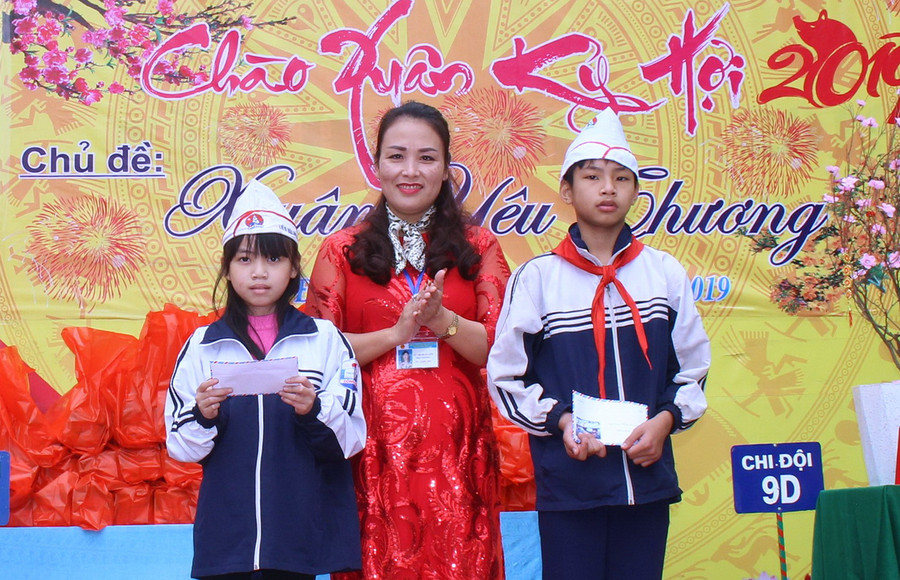 Nhà giáo Tô Thị Bích Liên tặng quà cho hai em học sinh mắc bệnh hiểm nghèo