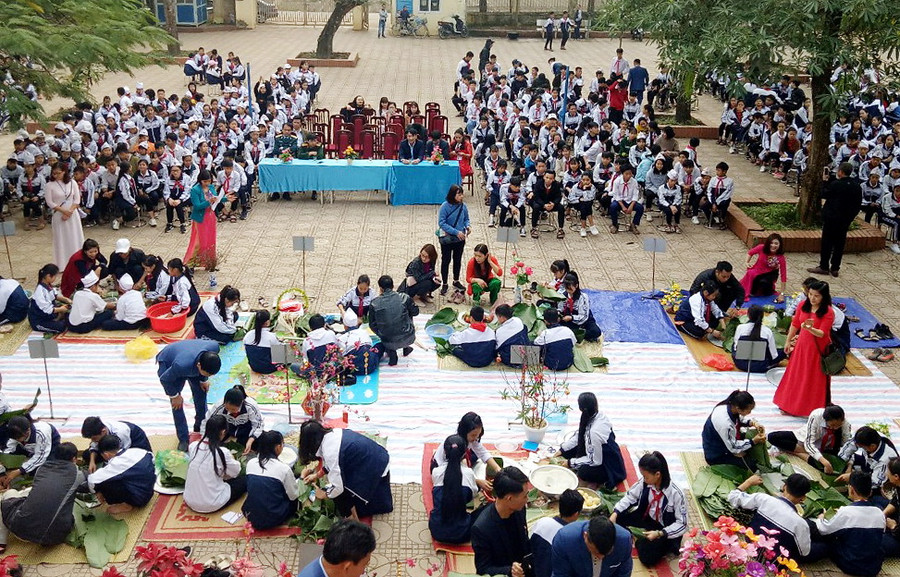 Hội thi gói bánh chưng Chào Xuân Kỷ Hợi có sự tham gia của 726 học sinh toàn trường, được tổ chức thành 17 đội theo lớp học