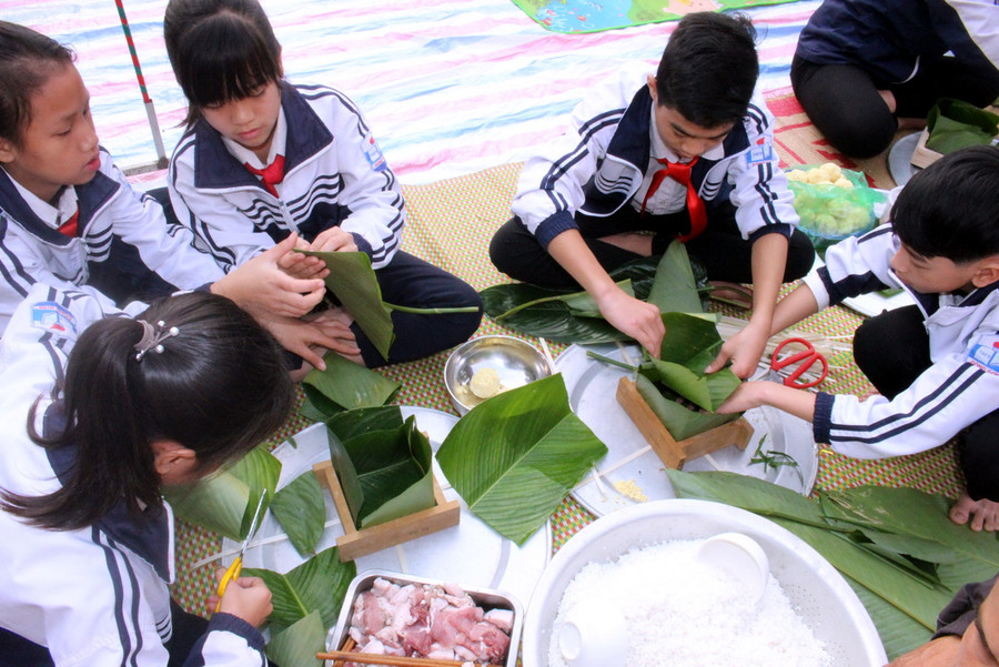 Các em đo, cắt lá gọn gàng thuần thục như những nghệ nhân làm bánh thực thụ. Mỗi lớp cử ra 5 học sinh thi gói bánh dưới sự hướng dẫn của giáo viên chủ nhiệm