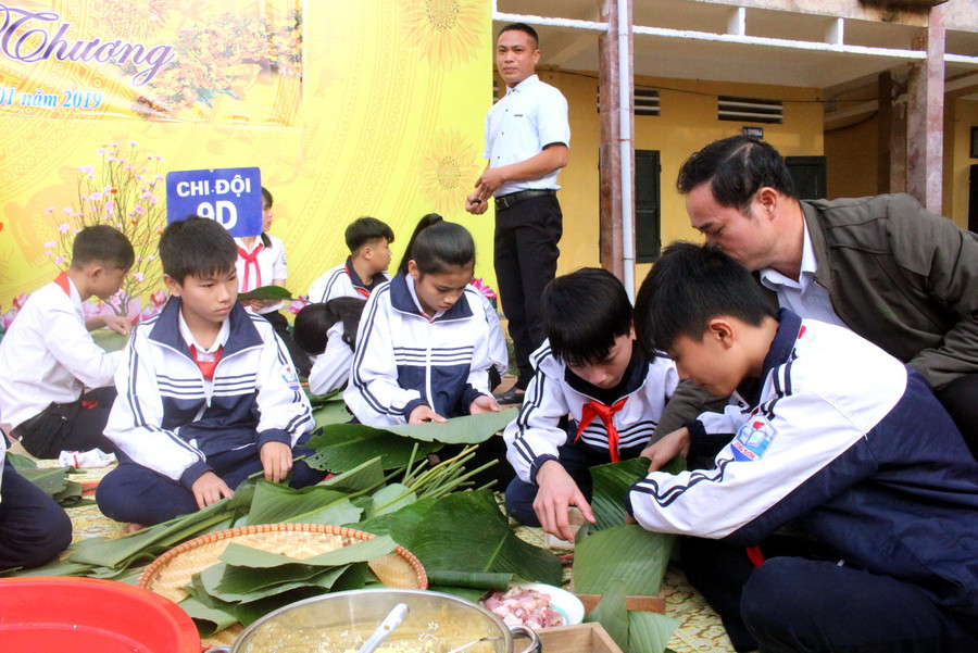 Các bạn nam cũng tháo vát, khéo tay không kém gì bạn nữ