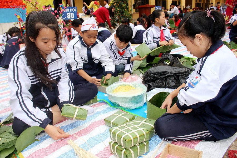 Sân trường THCS Đông Sơn nhộn nhịp đầy ắp ánh mắt lung linh và nụ cười cùng vô vàn cung bậc cảm xúc hạnh phúc, sum vầy
