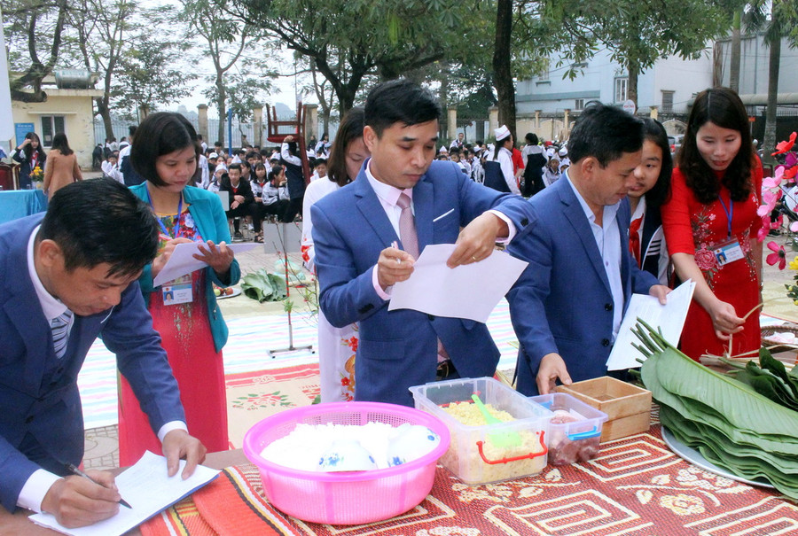 Giám khảo chấm điểm ngay từ khâu lựa chọn nguyên liệu làm bánh: lá dong, đậu xanh, thịt lợn, gạo nếp, lạt giang, khuôn làm bánh