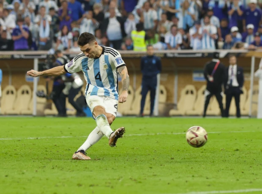 Gonzalo Montiel sút phạt quả luân lưu cuối cùng trong trận chung kết World Cup 2022. Gonzalo Montiel sút phạt quả luân lưu cuối cùng trong trận chung kết World Cup 2022.