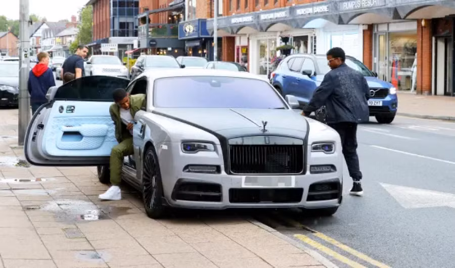 Chiếc Rolls Royce Black Badge Wraith trị giá 700.000 bảng của Rashford gặp nạn khi anh đang trên đường về nhà từ Carrington.