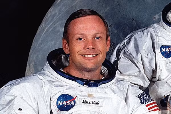 Neil Armstrong, phi hành gia Mỹ, là người đầu tiên đặt chân lên bề mặt của mặt trăng. 