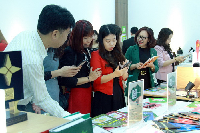 Các đại biểu tham quan các hệ thống phần mềm, giải pháp CNTT trong thư viện hiện đại Các đại biểu tham quan các hệ thống phần mềm, giải pháp CNTT trong thư viện hiện đại