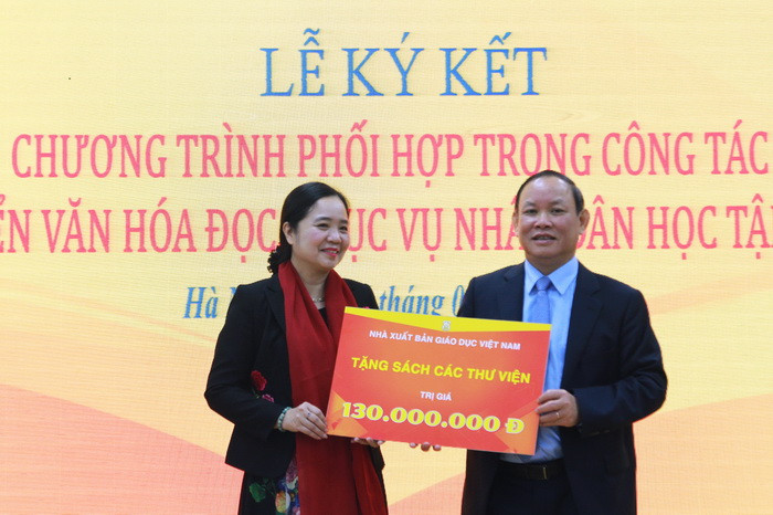 Ông Nguyễn Đức Thái trao tặng sách cho các thư viện. Ông Nguyễn Đức Thái trao tặng sách cho các thư viện.