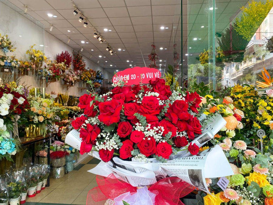 Một bó hoa hồng tươi được trang trí bắt mắt chuẩn bị giao cho khách hàng. (Ảnh: Hoàng Hải). Một bó hoa hồng tươi được trang trí bắt mắt chuẩn bị giao cho khách hàng. (Ảnh: Hoàng Hải).