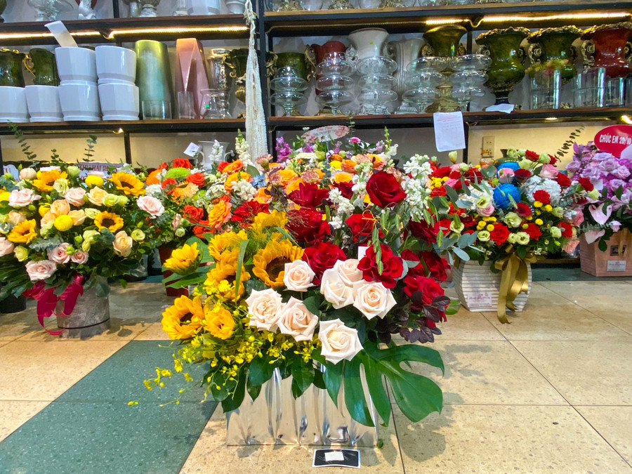 Nhiều cơ quan, đơn vị đặt hoa tươi để chúc mừng ngày lễ 20/10. Nhiều cơ quan, đơn vị đặt hoa tươi để chúc mừng ngày lễ 20/10.