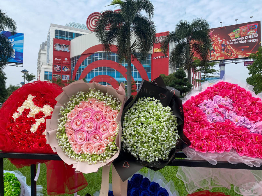 Nhiều mẫu hoa sáp để cho người dùng lựa chọn. Nhiều mẫu hoa sáp để cho người dùng lựa chọn.