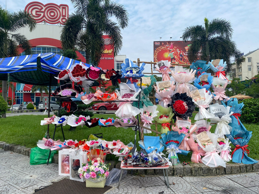 Khu vực trước siêu thị Go tại ngã tư đường Hùng Vương, TP Huế xuất hiện nhiều điểm bán hoa sáp trong ngày 19/10. Khu vực trước siêu thị Go tại ngã tư đường Hùng Vương, TP Huế xuất hiện nhiều điểm bán hoa sáp trong ngày 19/10.